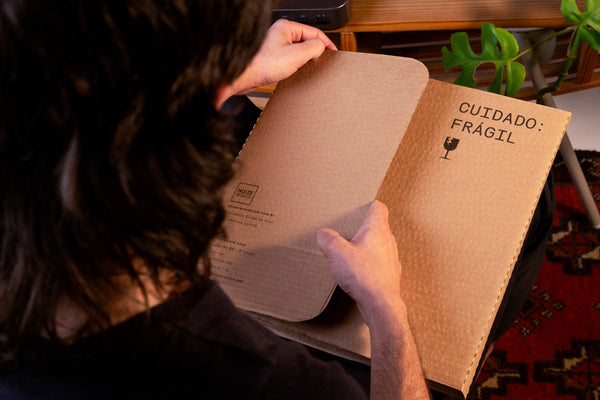 Assinante do Noize Record Club com o disco em mãos
