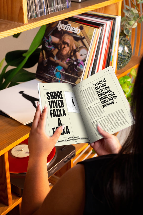 Assinante folheando a revista NOIZE ao lado da vitrola
